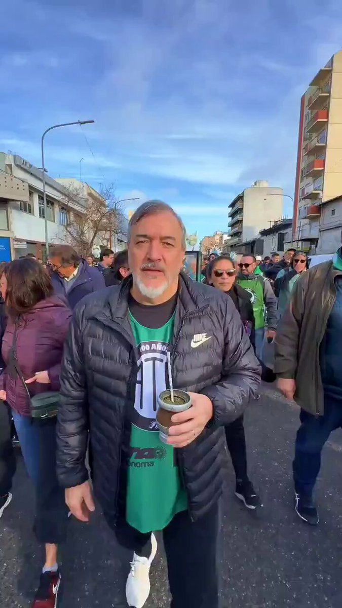 Flaco, es horario laboral. En vez de estar haciendo marchas, deberían estar trabajando. Los sindicalistas tienen un pedo en la cabeza, se acabó eso de hacer populismo y amenazar al gobierno.