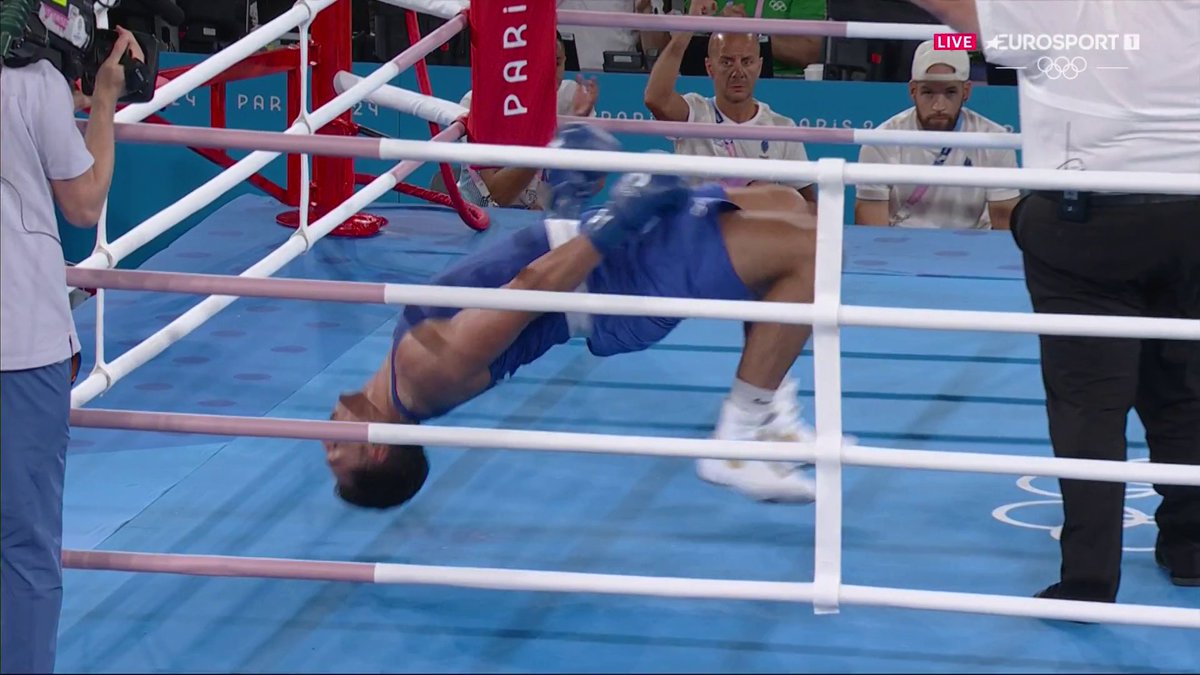 Ayoub GHADFA 🇪🇦 un peso pesado en boxeo de más de 100 kilos dando ese salto. Que bestia! ¿Lo veis normal? Un grande Ayoub 🥊