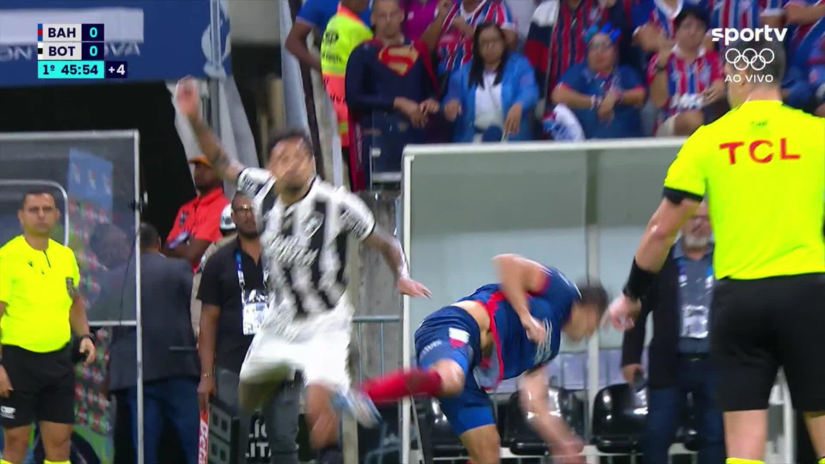 Na revisão do VAR, o árbitro interpreta que Gregore atingiu o rosto de Arias e decide pela expulsão do meia do Botafogo. #copadobrasil