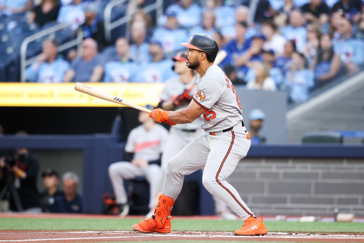 Anthony Santander aprovechó ese pitcheo que no rompió y conectó su HR #33 de la temporada.