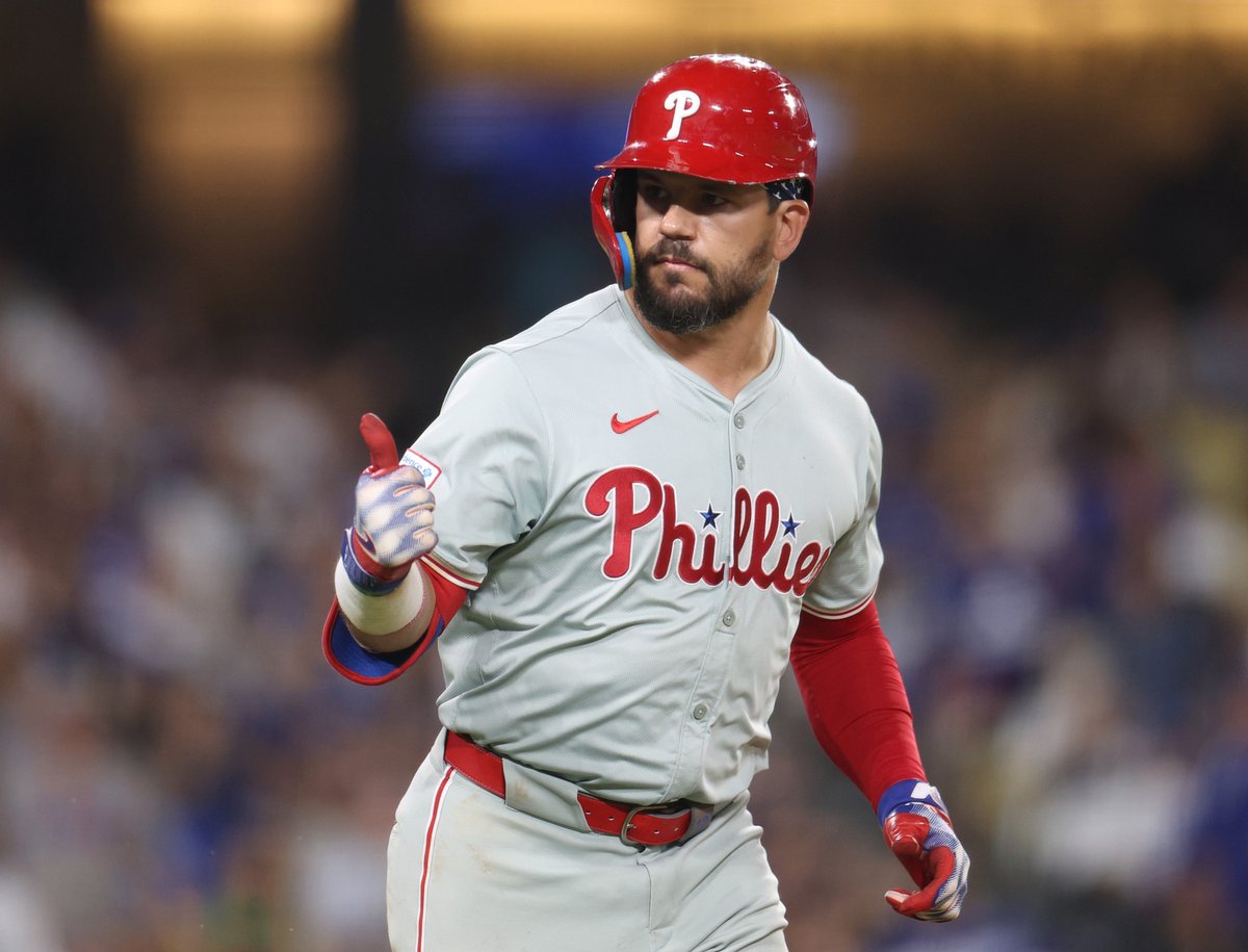 2 HOME RUNS 6 RBI Kyle Schwarber is going off tonight 😤