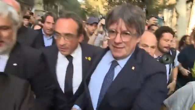 Així ha aparegut Carles Puigdemont a Catalunya, després de set anys d'exili, entre crits de “president” i “independència” #Investidura3Cat