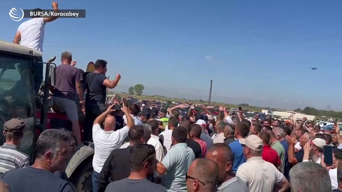 Bursa Karacabey'de domatesleri ellerinde kalan çiftçiler, Bursa-İzmir Karayolu'nu kapattı, "Hükümet istifa" sloganları atıldı. Jandarma, çiftçileri engellemeye çalıştı 🔗