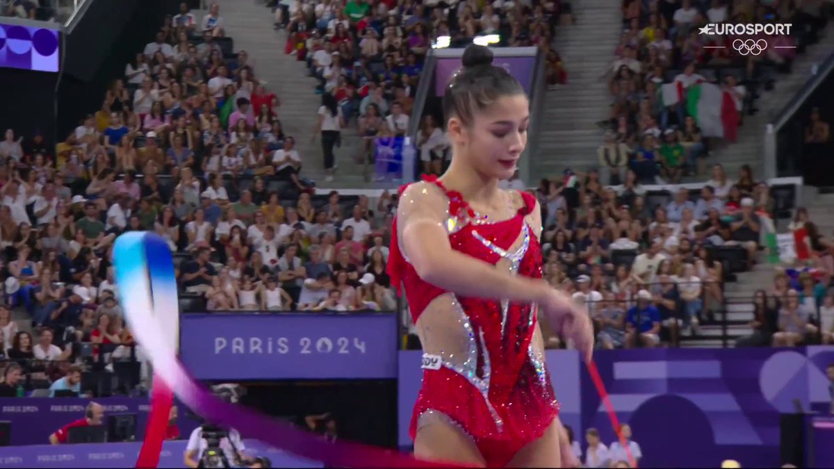 Il concetto di eleganza e bravura in un video 🤩 Sofia Raffaeli si muove leggiadra col nastro e si qualifica come prima nella finale della ginnastica ritmica 👏🇮🇹 #homeoftheolympics #paris2024 #ItaliaTeam