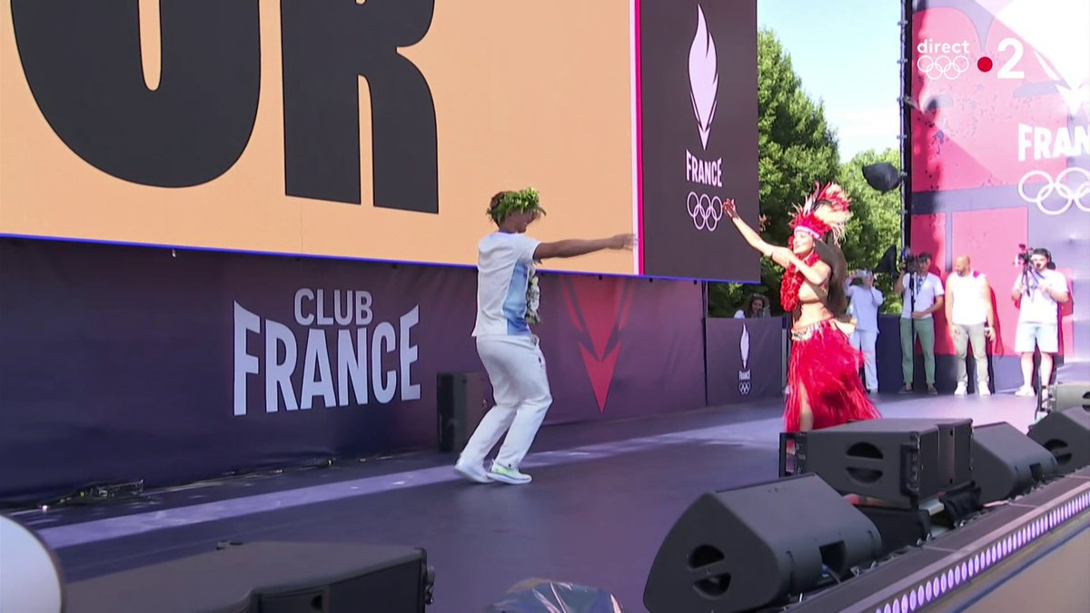 #Paris2024 | 🏄♂️🥇 La petite danse de Kauli Vaast au Club France pour célébrer sa médaille d'or ! 📺 Les JO en direct :