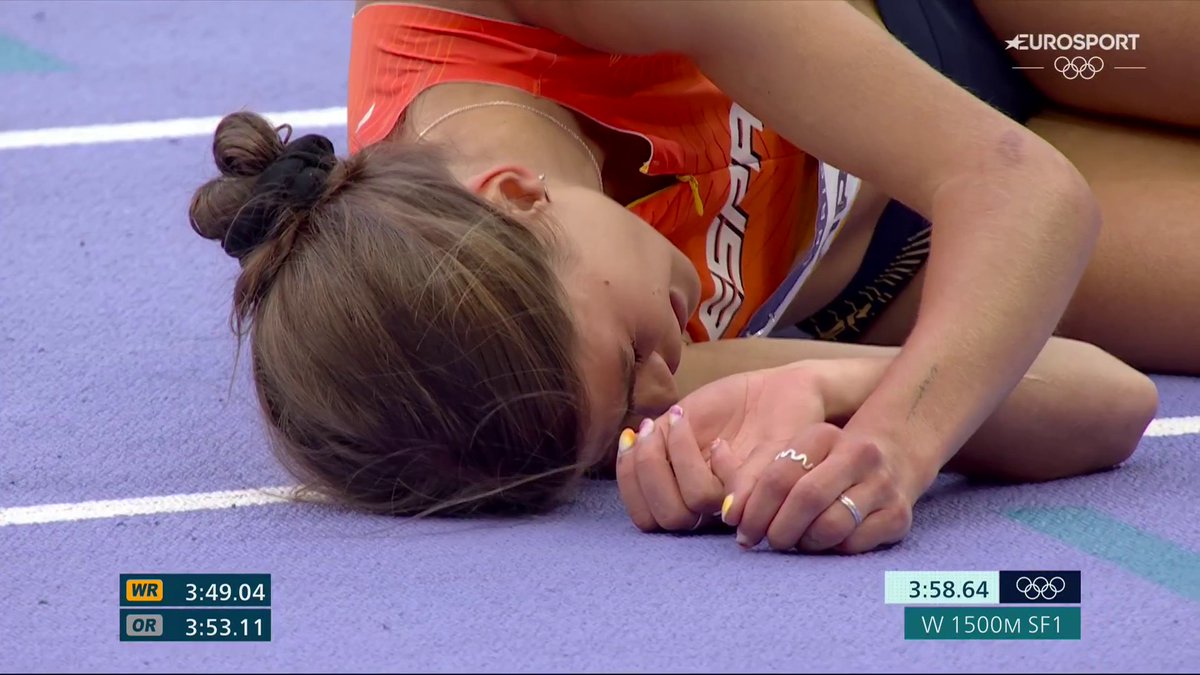 Brutal 🤯 Águeda y Esther van 12ª y 13ª y en el esprint final entran 6ª y 7ª. A Águeda Marqués OLY le vale para meterse en la final de 1.500 en su debut. Recordamos que Águeda venía de repesca y que casi no está en estos JJOO por los criterios de excelencia
