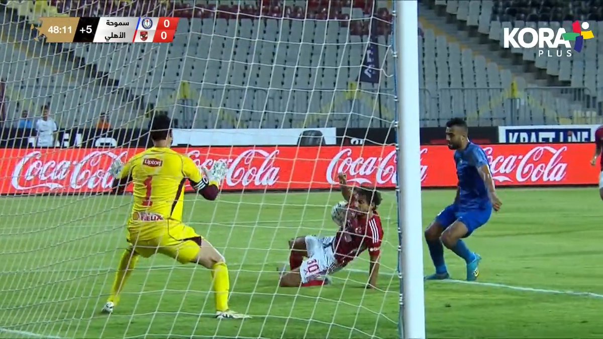 مطالبة من حسام حسن بالحصول على ركلة جزاء لسموحة أمام الأهلي والحكم يؤكد استمرار اللعب 🔵