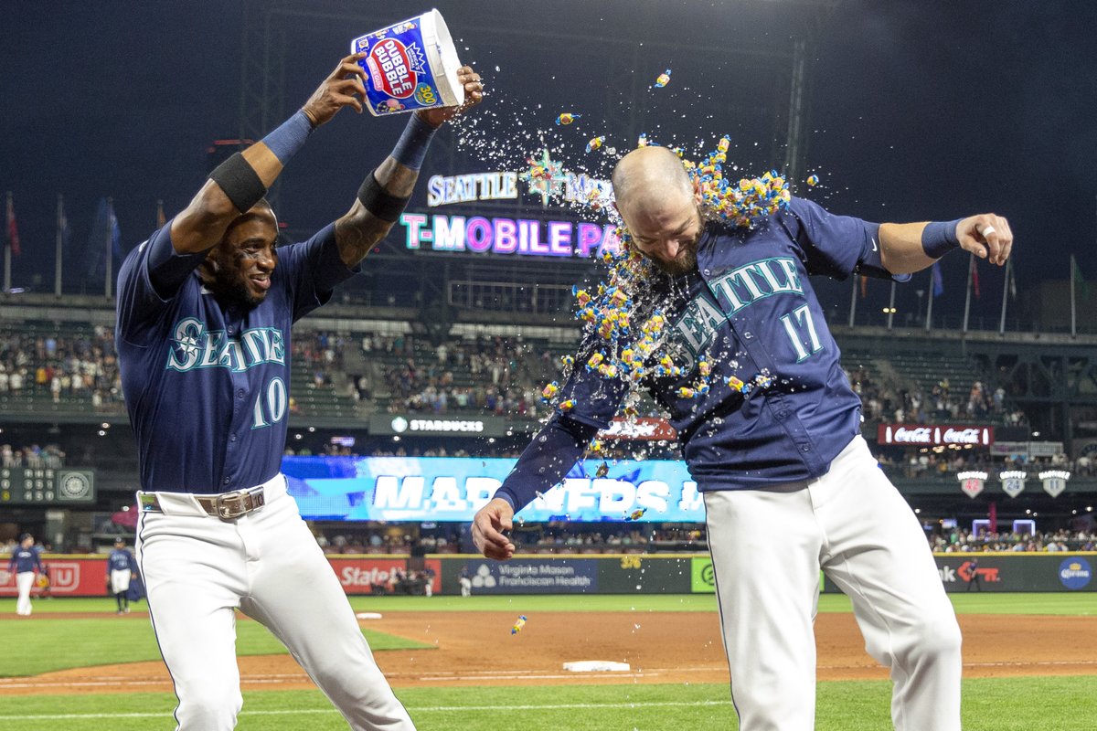 THE @MARINERS WALK IT OFF 😮