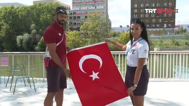 🗣️ "Kendi ülkem sırtını döndüğünde, bana Türkiye kucak açtı. Her şey için teşekkürler." 🔟 yıldır ülkemize sayısız başarı kazandıran Yasmani Copello, emeklilik kararını böyle duyurdu. 🇹🇷 Milli formaya veda eden Yasmani ve eşi Elif Copello, TRT Spor'a konuştu.