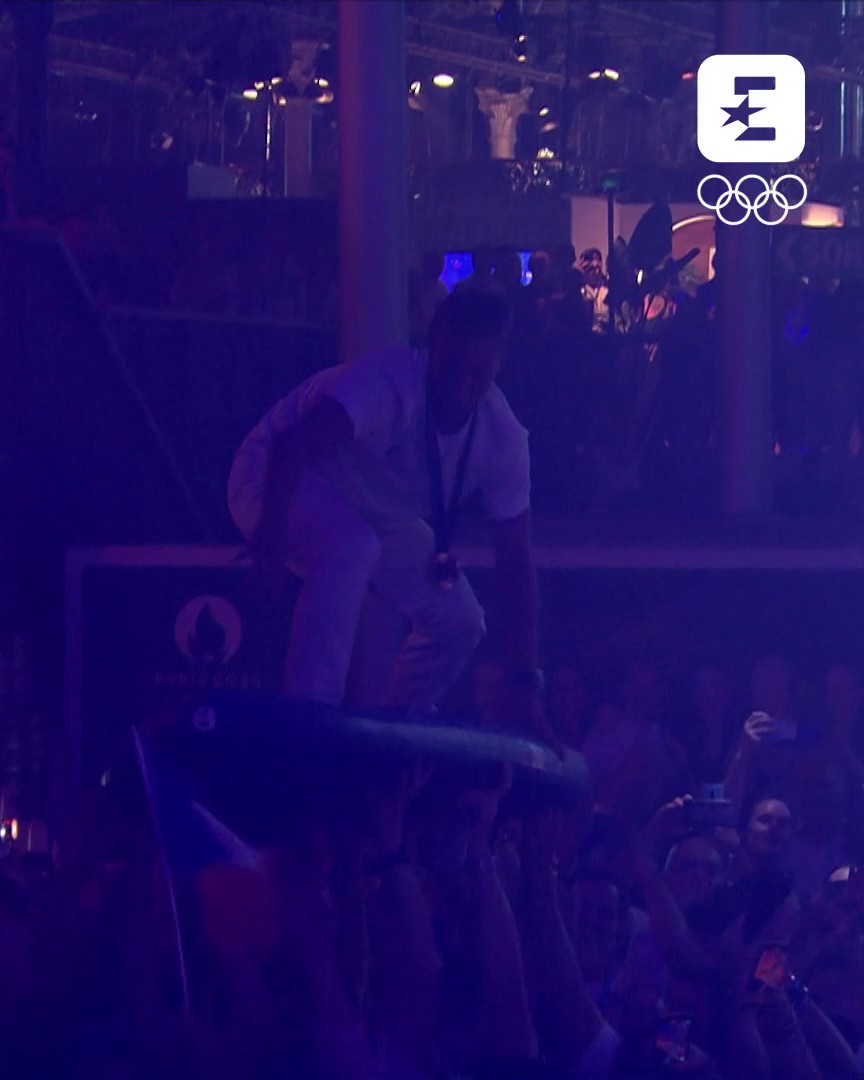 🏄‍♂️ Le roi de la glisse, pas besoin de notice Le tout récent champion olympique Kauli Vaast a mis le feu au Club France hier soir ! Suivez les Jeux de #Paris2024 sur Eurosport avec Max, Canal+ et nos partenaires de distribution