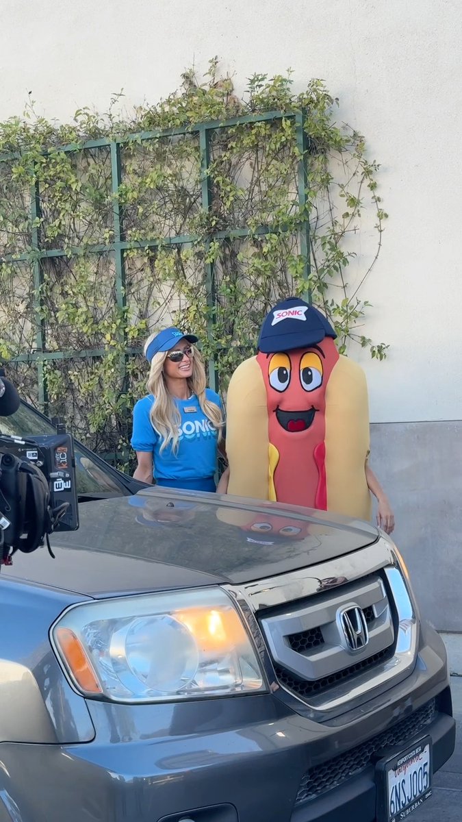 Nicole and I are back at Sonic for our reunion 👀 It took me back this iconic moment from #TheSimpleLife that I still laugh about today 😂 #Sanasa 👯♀️ #SillAndBil