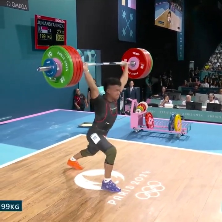 Indonesia's Rizki Juniansyah weighs 160 pounds. He just successfully lifted 437 POUNDS of weights over his head in the clean and jerk to win gold and set an Olympic record. 🤯 #ParisOlympics