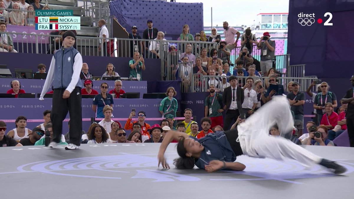 #Paris2024 | 🇫🇷 Avec un super passage, Syssy prend l'avantage face à la Lituanienne Nicka dans ce premier tour de l'épreuve du breaking ! Les Jeux Olympiques en direct :