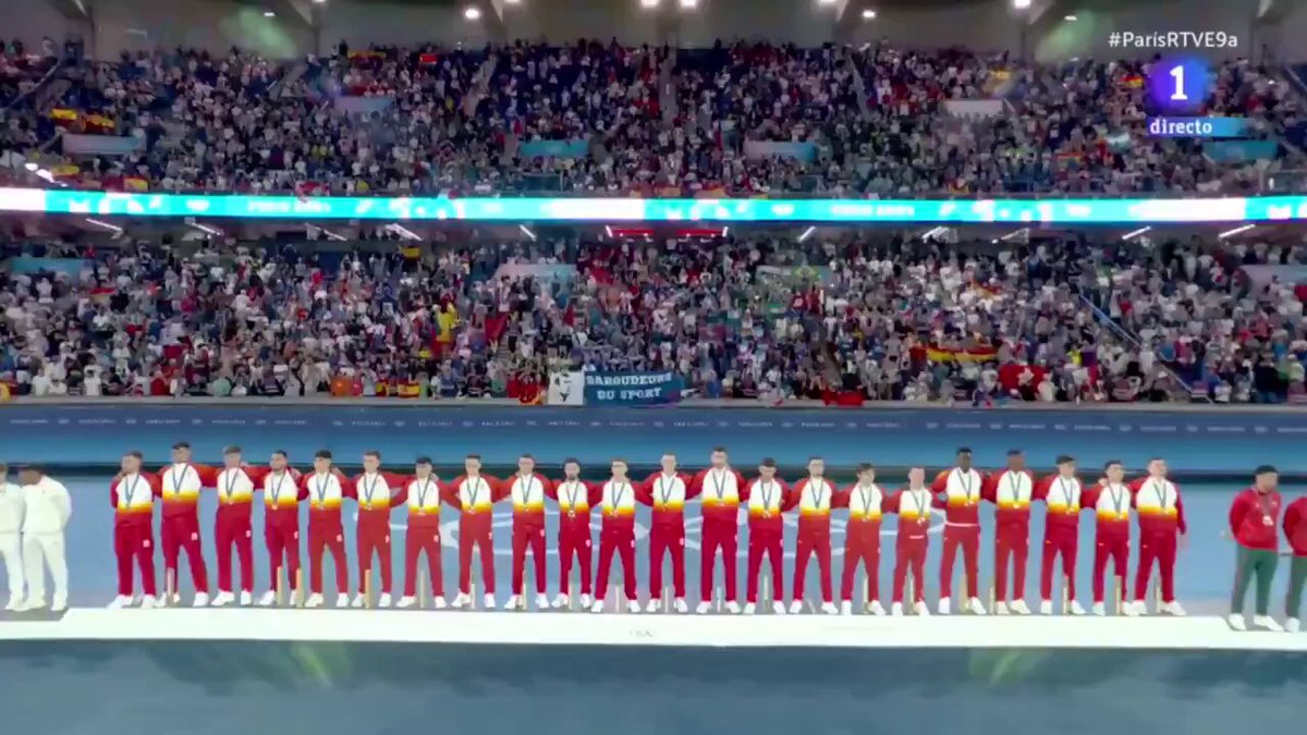 Viva España y Arriba España siempre🇪🇸 Nuestra bandera ondenado al viento al recibir el oro por encima de la de Francia y Marruecos, gran tributo de los muchachos a las víctimas del 11M.
