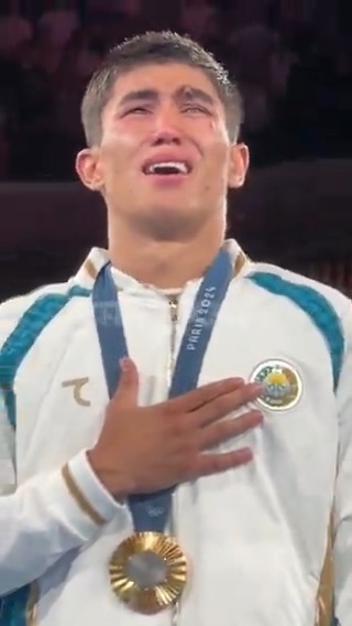 🥇 İlk Olimpiyat altın madalyasını kazanmanın mutluluğu, sevdiklerine ve ülkesine verdiği sözü tutmanın gururu, yılların emeğinin ve mücadelesinin dışavurumu... 🇺🇿 Özbek şampiyon Asadkhuja Muydinkhujaev, seramonide gözyaşlarını tutamıyor. #TRTSporDijital