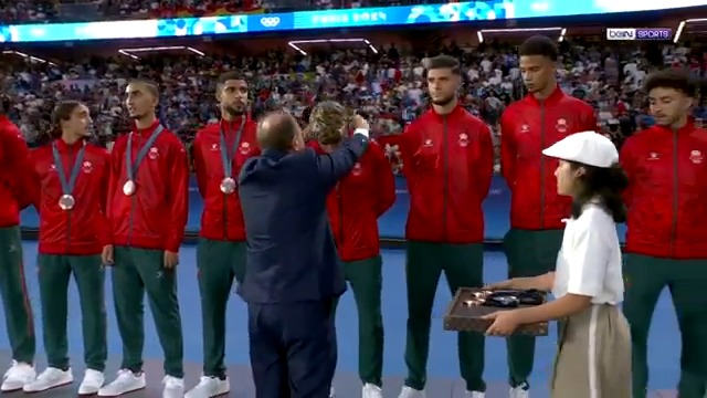 🇲🇦🥉 لاعبو المنتخب الأولمبي المغربي يتوجون بالميداليات البرونزية #الألعاب_الأولمبية | #باريس2024 #Paris2024 | #OlympicGames