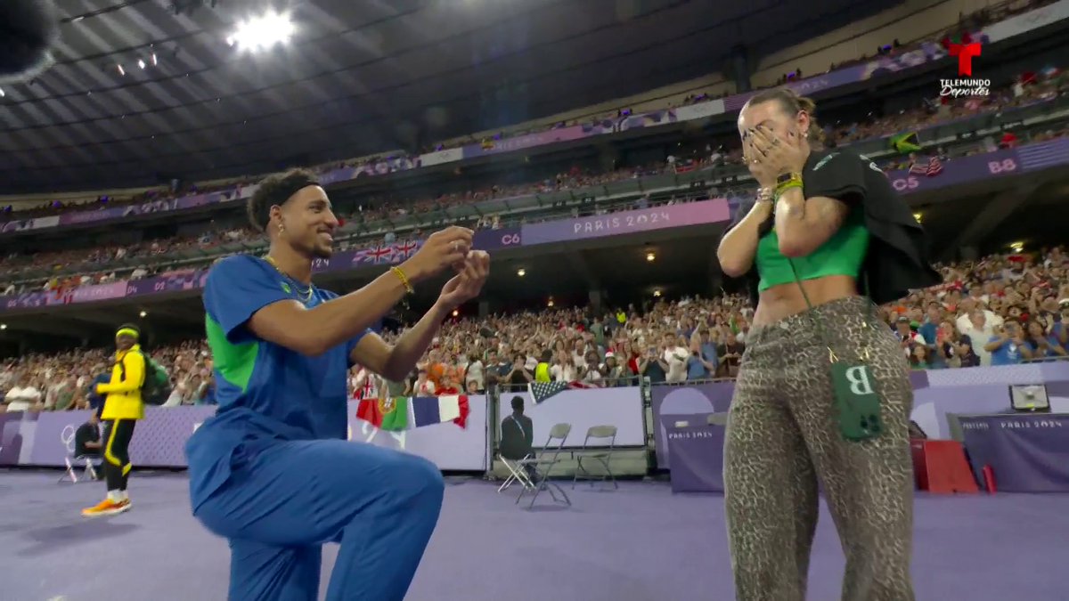 ¡El amor en tiempos de olimpismo! 😍 🇧🇷 El atleta brasileño de triple salto Almir Dos Santos se robó los reflectores tras su prueba al proponerle matrimonio a su pareja, Talita Ramos ¡y dijo que sí!💍 🎥 Mira el romántico momento #OlimpicosTelemundo #ParisOlympics