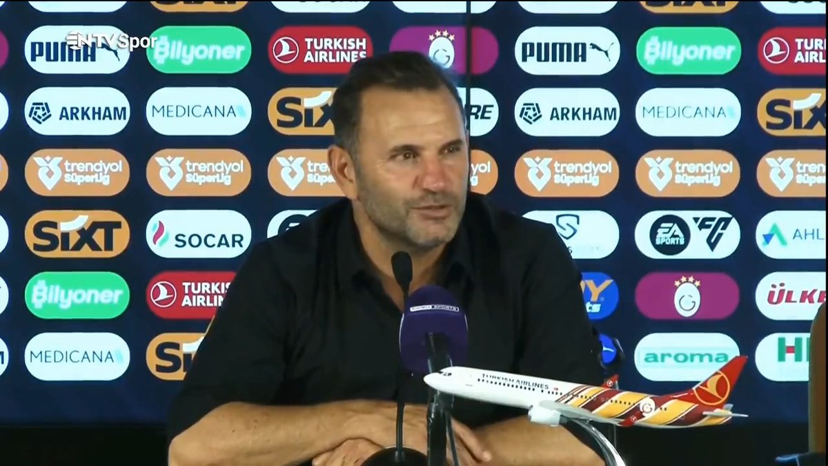 Okan Buruk: "Biraz zaman, biraz para harcadığınız zaman sosyal medya üzerinden istediğiniz şekilde insanları yönlendirebilirsiniz... Biz iki senedir bu şekilde başlıyoruz, sağ olsunlar şampiyonlukta onlarında çok büyük payı var (Gülerek)."