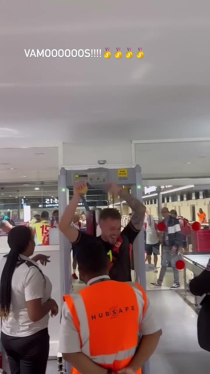 Arnau Tenas, arquero de la Selección española, tuvo un pequeño inconveniente con el detector de metales en el aeropuerto 🤣🥇🇪🇸...