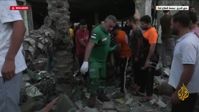 #الجزيرة توثق مشاهد قاسية لتكدس جثامين أكثر من 100 شهيد في قصف إسرائيلي على مدرسة التابعين وسط مدينة #غزة خلال أدائهم صلاة الفجر، وهو خامس مركز إيواء تقصفه قوات الاحتلال خلال أسبوعين #حرب_غزة #الأخبار
