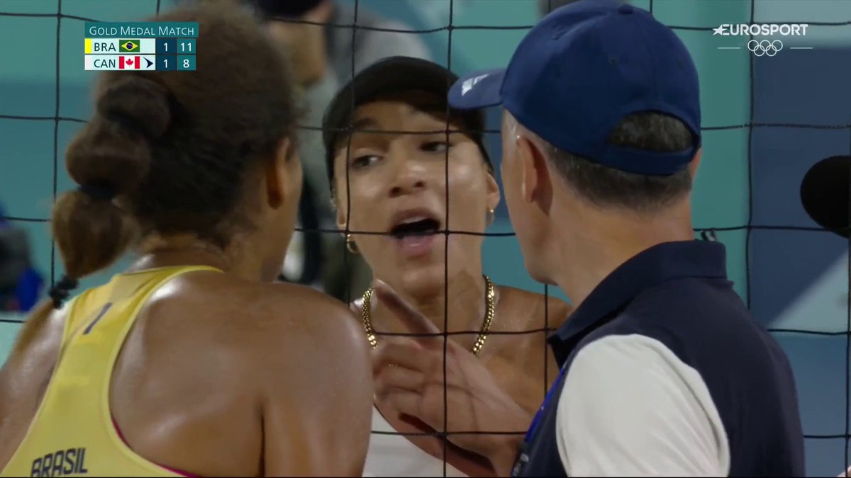 💖💖💖 Scintille sotto rete tra Ana Patricia e Brandie Wilkerson durante la finale del Beach Volley. Intervengono prima gli arbitri per calmare gli animi e poi il DJ fa risuonare "Imagine" di John Lennon: la reazione delle atlete e di tutto il pubblico è splendida. #Paris2024
