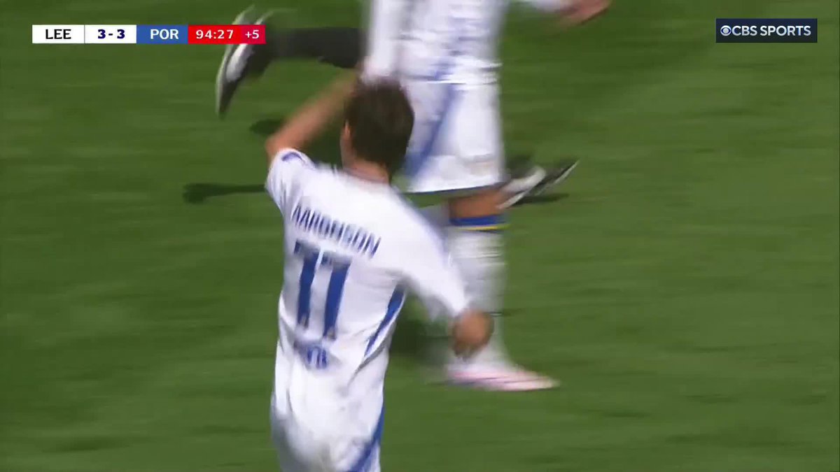 Brenden Aaronson 🇺🇸 scores his 1st goal since he returned to Leeds. A “buzzer beater” to tie the game in the EFL Championship. The toxic relationship between USMNT fans and Leeds fans is so back.