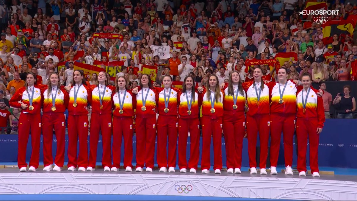 Es la quinta vez que suena. Los pelos como escarpias como si fuese la primera. Estas chicas lo merecían. 🇪🇸🇪🇸🇪🇸 EL WATERPOLO FEMENINO HACE SONAR EL HIMNO ESPAÑOL EN PARÍS TRAS ENTRAR EN EL OLIMPO. #Paris2024 | #waterpolo