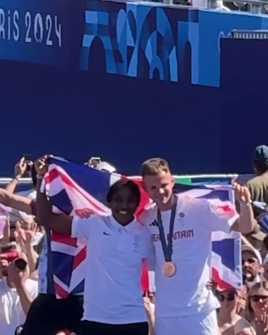 Lewis Richardson shares his Great Britain flag with fellow boxing medalist, Cindy Ngamba ❤️ Ngamba represented the Refugee Olympic Team at Paris 2024 after being denied British citizenship this year. She has lived in the UK since the age of 11 🇬🇧