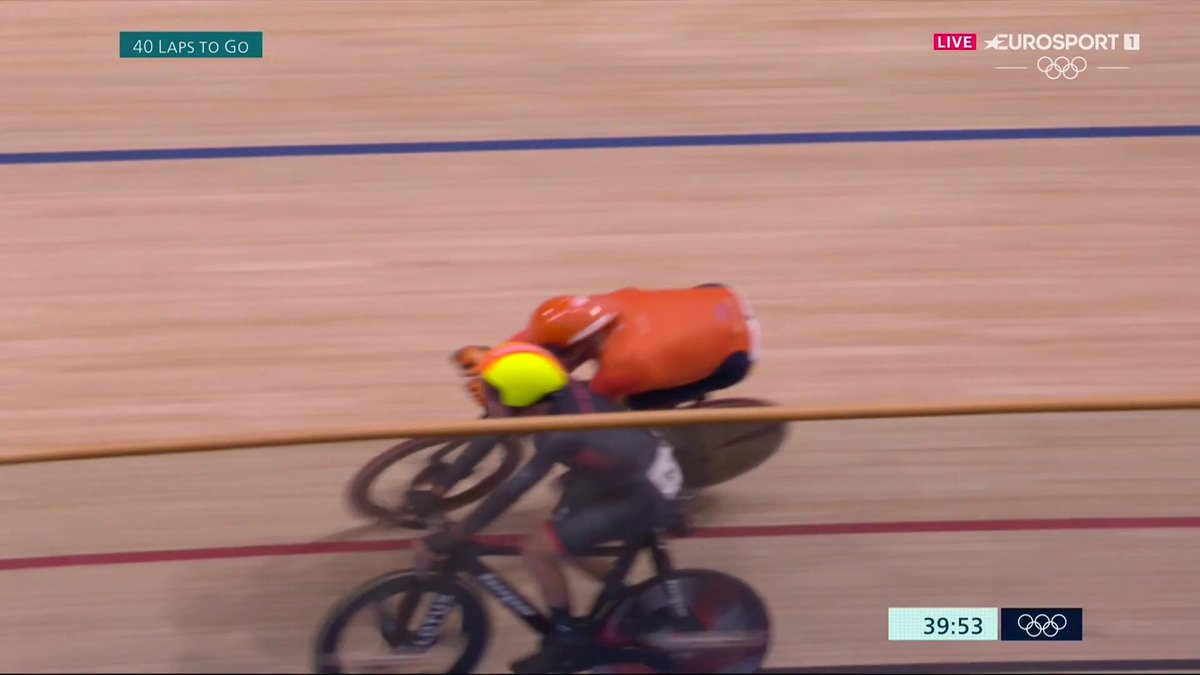 🔥🇫🇷 | Wat gebeurt hier dan? Jan-Willem van Schip kegelt een Brit tegen de grond... 🥴🇳🇱 #Paris2024 #trackcycling 📺 Stream Paris 2024 op HBO Max