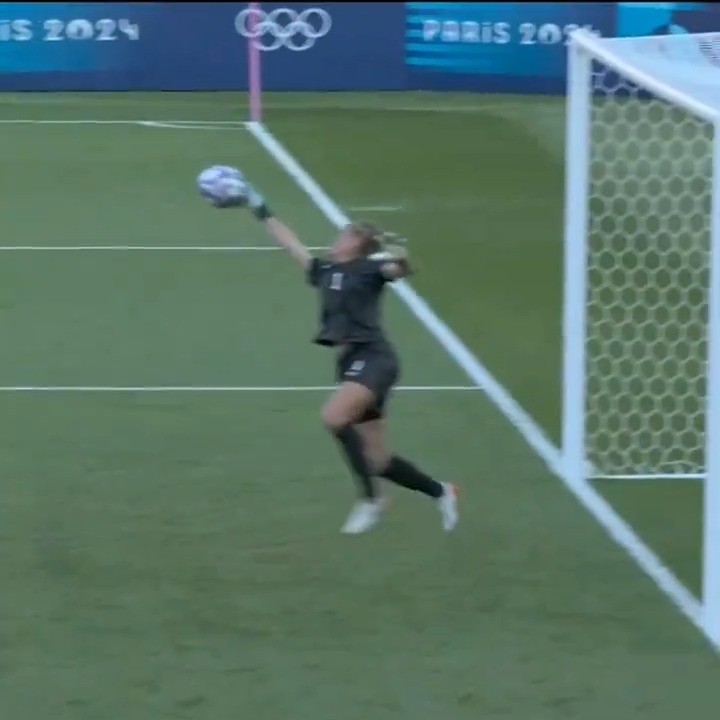 ALYSSA NAEHER TO THE RESCUE. AN UNBELIEVABLE SAVE IN STOPPAGE TIME. 😱 #ParisOlympics | 📺 NBC and Peacock