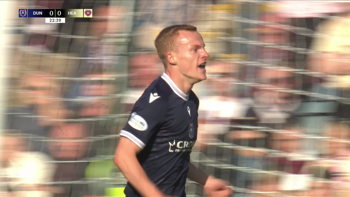 "Dens comes to its feet!" 🎙️ Scott Tiffoney finishes clinically to give Dundee Football Club the lead and punish Zander Clark's mistake 🔵 #DUNHEA | SPFL