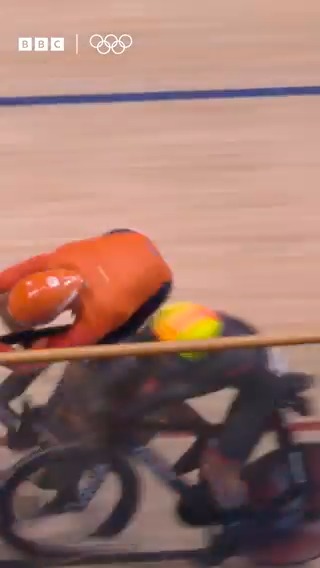 Ouch 🤕 Oliver Wood was involved in a nasty collision with Netherlands' Jan-Willem van Schip in the men's Madison. #BBCOlympics #Paris2024 #Olympics