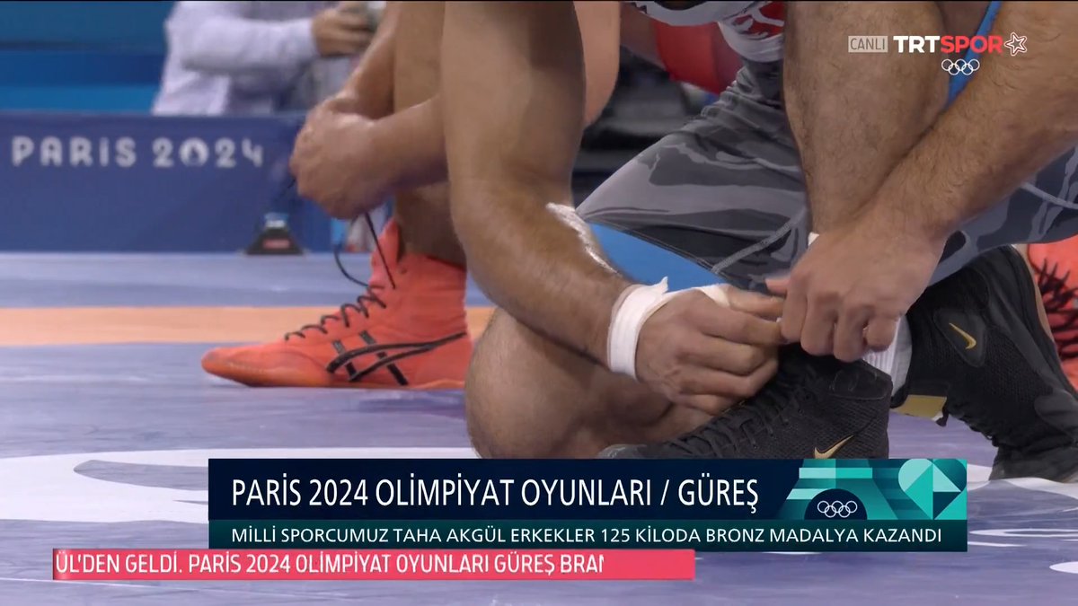 TEŞEKKÜRLER TAHA! 🇹🇷 • Taha Akgül, bronz madalya maçı sonrası minderde ayakkabılarını çıkararak güreş kariyerini noktaladı. 🇹🇷