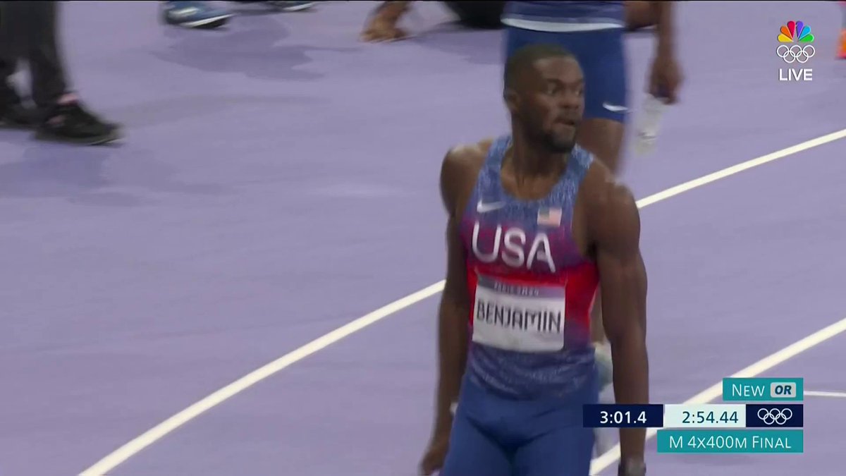 Rai Benjamin holds off Letsile Tebogo to anchor Team USA to gold in the 4x400m relay! #ParisOlympics 📺 NBC &amp; Peacock