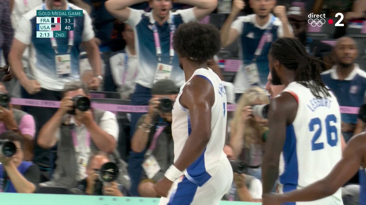 #Paris2024 | 😱 LE POSTER MONUMENTAL DE YABUSELE SUR LEBRON JAMES 🔥 📺 Suivez la finale :