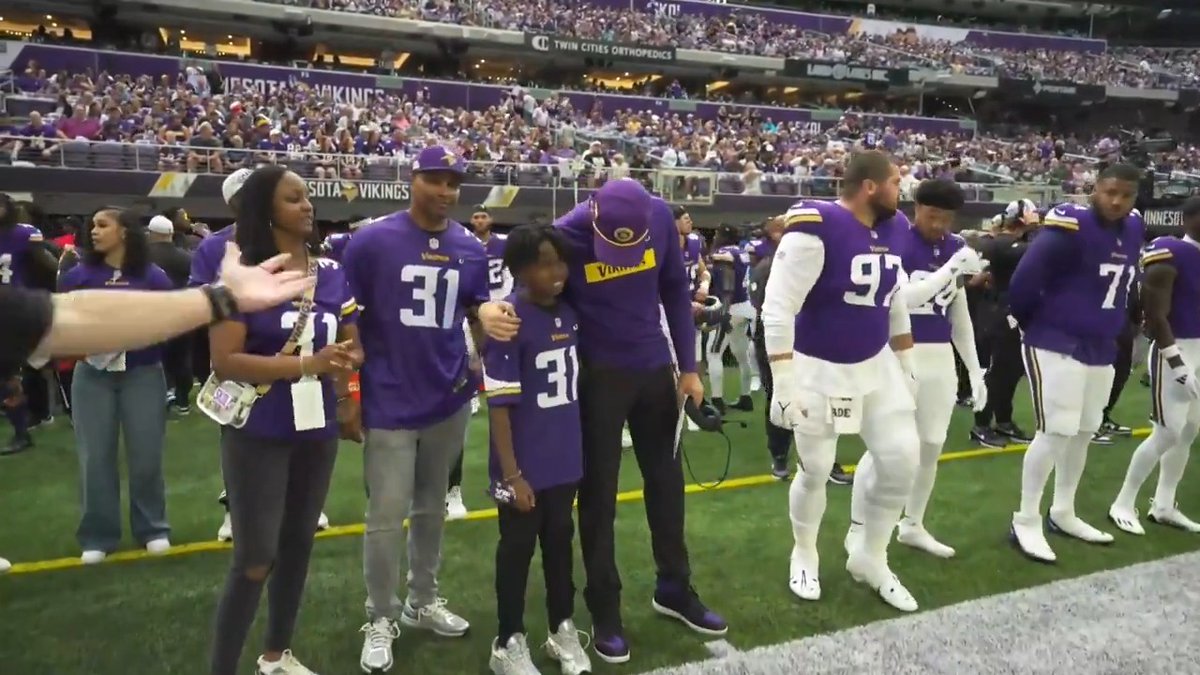 A moment of silence was held for Khyree Jackson prior to today's game. Jackson's mom, Ebbony; father, Raymond; and brother, Kolston, served as today's honorary captains for what would have been Khyree's first NFL game.