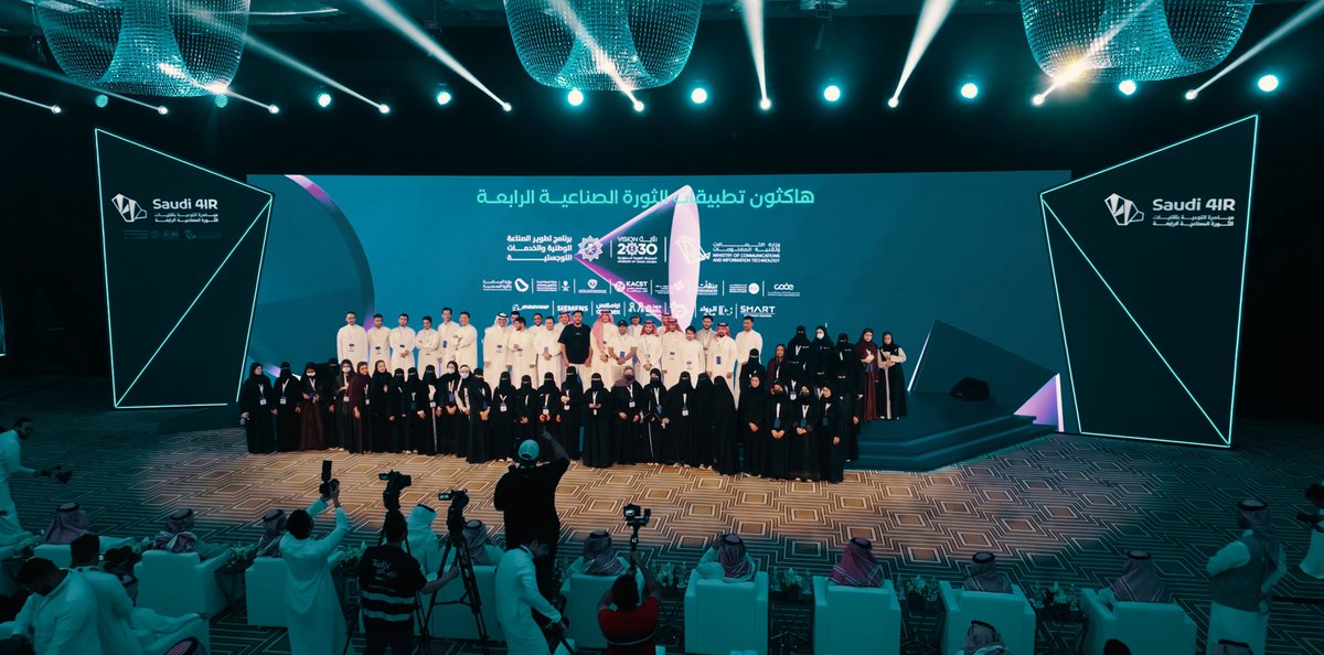 ختام ثلاثة أيام من الابتكار، التنافس والسعي للتنمية، تتوّج أبرَع الحلول التقنية في هاكثون تطبيقات الثورة الصناعية الرابعة نحو #تنمية_بالتقنية