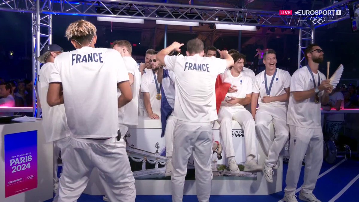 🎶 Ce rythme qui t'entraîne jusqu'au bout de la nuit... 🎶 Les champions olympiques de volley sont (très) chauds sur le plateau de Mon Paris Olympique, maintenant sur Eurosport #Paris2024 #MPO