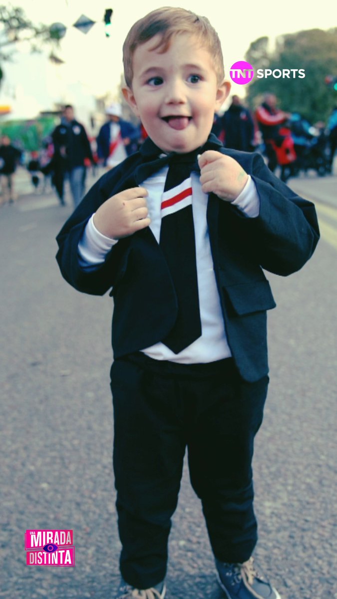 Un mini Marcelo Gallardo por las calles del Monumental 🥰⚪️🔴 #UnaMiradaDistinta