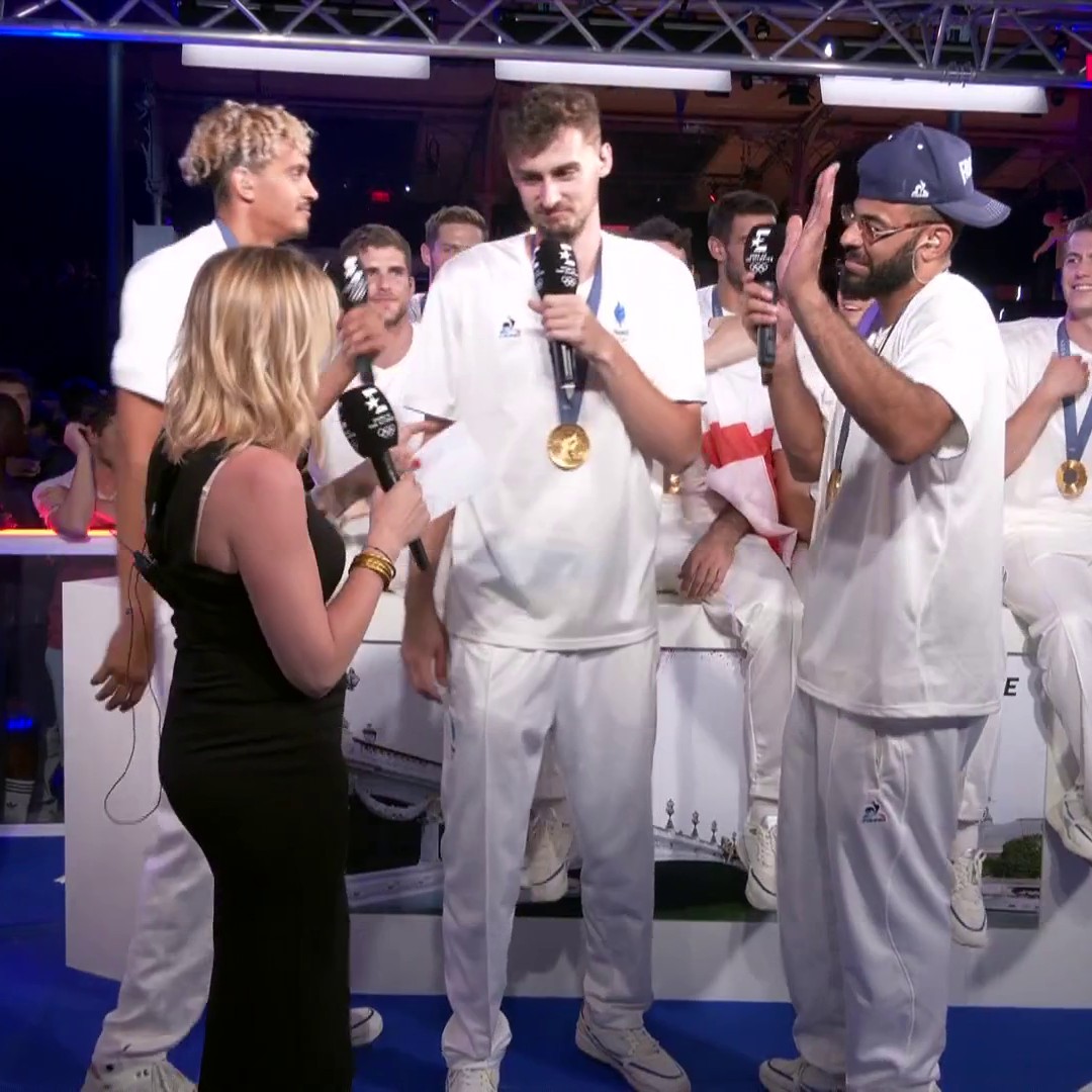 L'instant émotion : Earvin Ngapeth rend hommage aux "anciens" du volley tricolore, et plus particulièrement à notre consultant Laurent Chambertin 🫶 #Paris2024