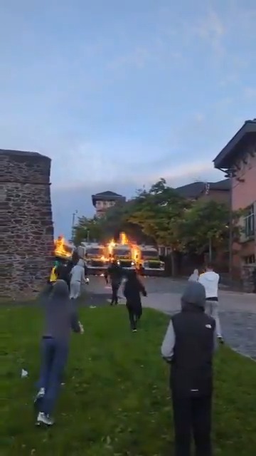 Earlier today in Derry, Northern Ireland... 🔥 *My Little Armalite" plays in the background 👀 #NorthernIreland #CityLife #Derry #TheTroubles #TwoTierKeir #police #caliphate #migration