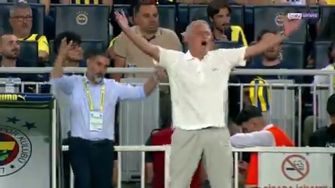 🟡🔵 Jose Mourinho, maçı yaşıyor! 📹 Deneyimli teknik direktörün, Fenerbahçe’nin başında Süper Lig kariyerindeki ilk maçının yansımaları. #beINSPORTS #TrendyolSüperLig