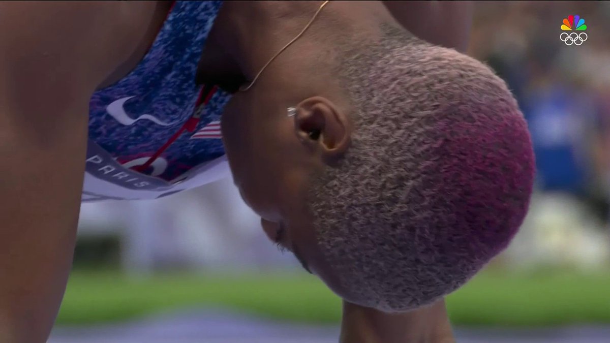 In EPIC fashion, the U.S. women's 4x400m relay team set an American record to collect GOLD.