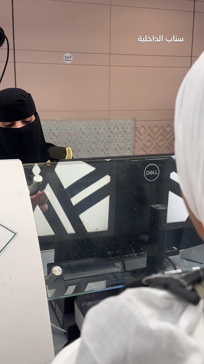 📹| جوازات مطار الملك عبدالعزيز الدولي بجدة تواصل استقبال ضيوف الرحمن القادمين لأداء مناسك العمرة خلال عام 1446هـ.