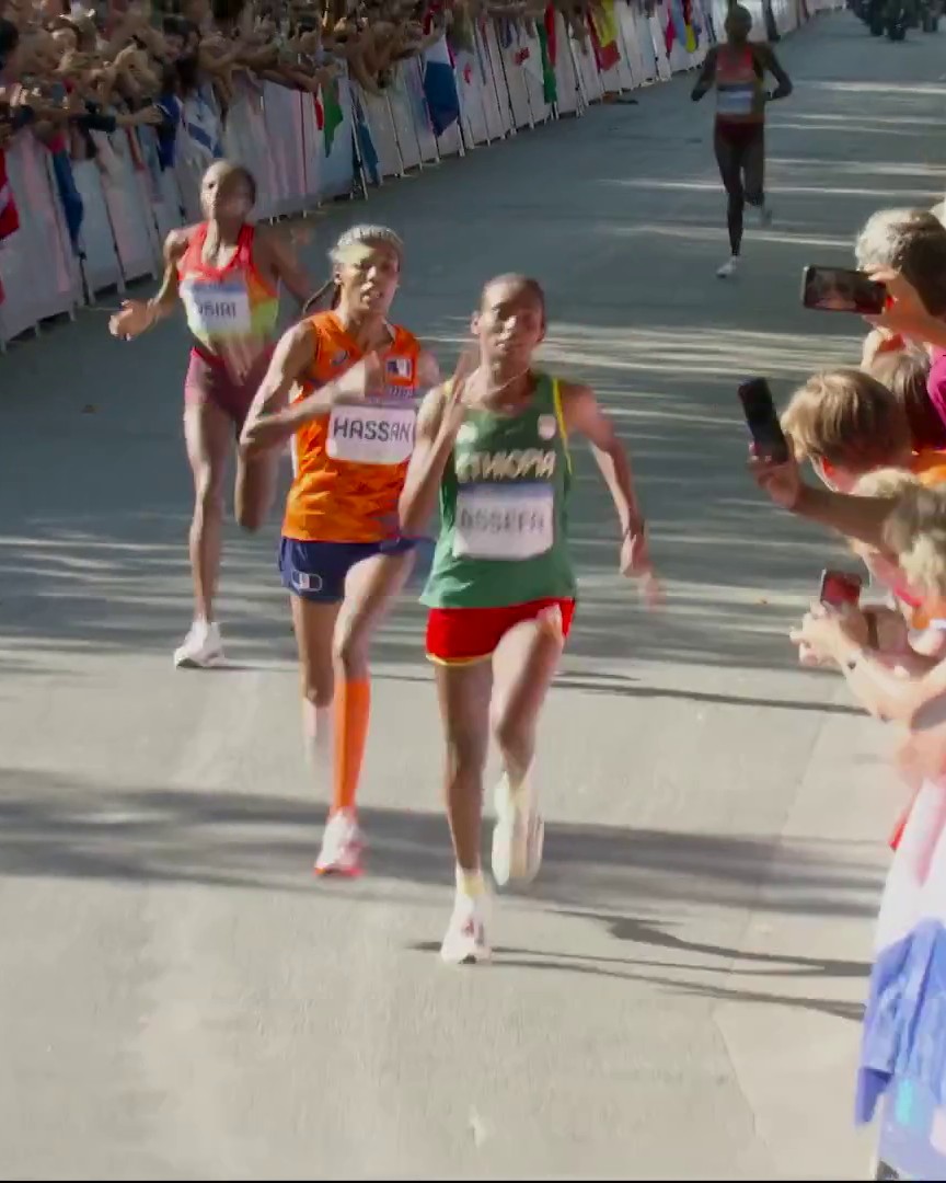 WHAT A FINISH! 😮 Pushing and shoving on the final corner and a sprint to the line capped off another Olympic Record marathon and a win for Sifan Hassan 👏 #Paris2024 #Olympics