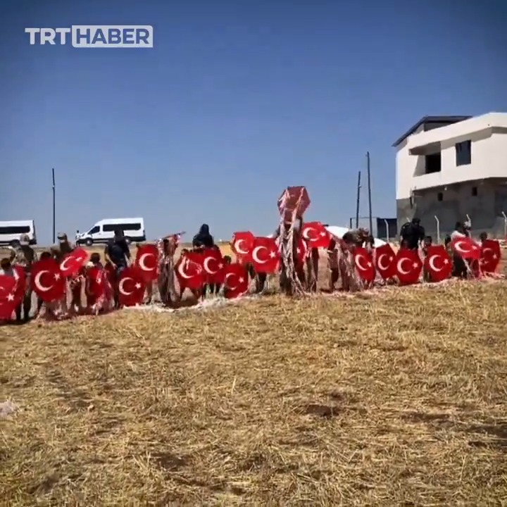 Böyle çok daha güzel... 🪁 Jandarma ekipleri Diyarbakır'da elektrik şirketinin çalışmalarına engel olan çocukları evlerinden alarak uçurtma uçurmaya götürdü. Türk bayraklı uçurtma hediye edilen çocuklar jandarmayla birlikte keyifli anlar yaşadı.