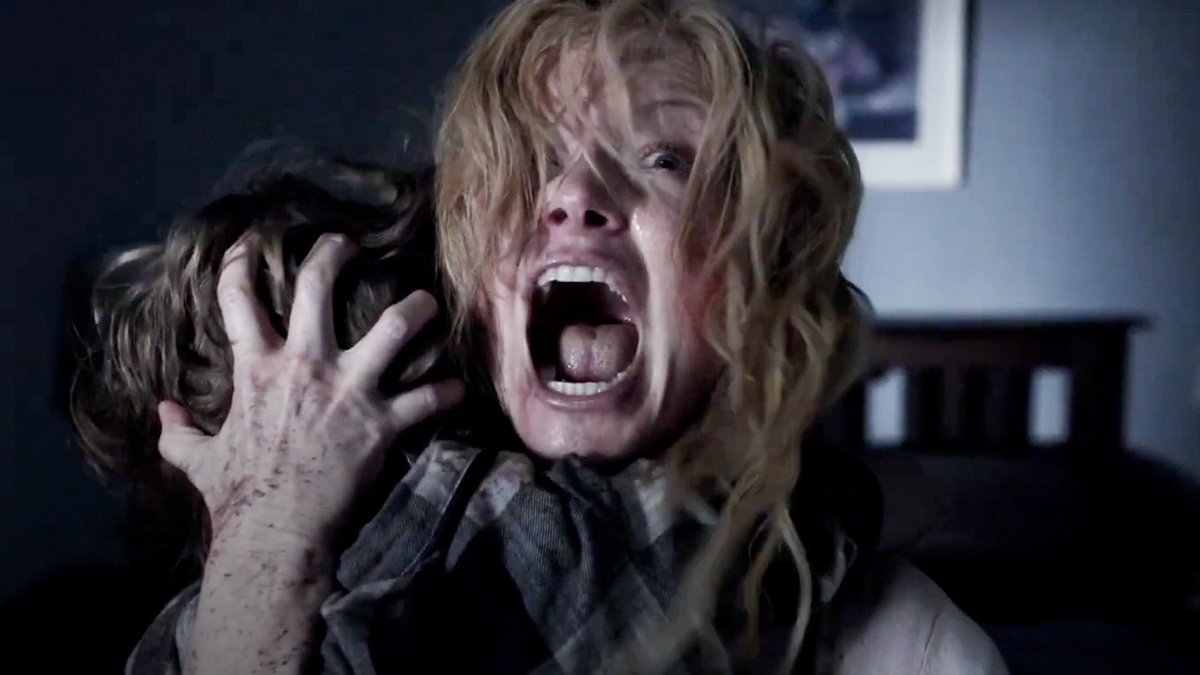 BABADOOK cumple 10 años y han lanzado un tráiler exclusivo para su reestreno conmemorativo. La obra maestra del horror psicológico de Jennifer Kent se ha convertido en una de las películas más influyentes en el género. El 19 de septiembre vuelve a cines.