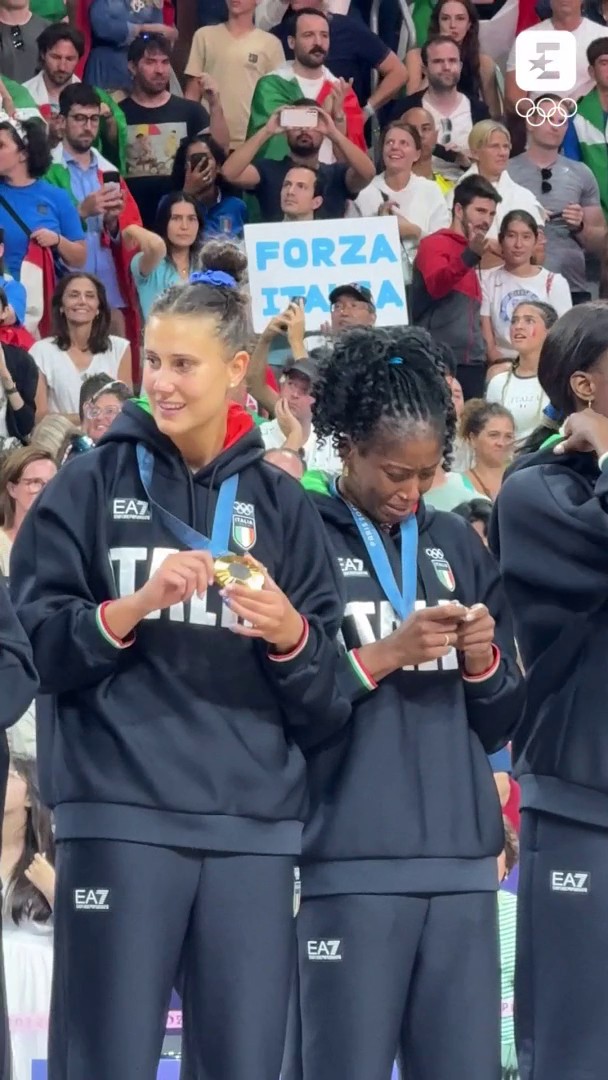 Da una capitana a un'altra, ma con lo stesso, immenso, spirito di squadra 🥇💙 #HomeOfTheOlympics #Paris2024 #ItalVolley #Volleyball #Pallavolo #ItaliaTeam #Sylla #Danesi