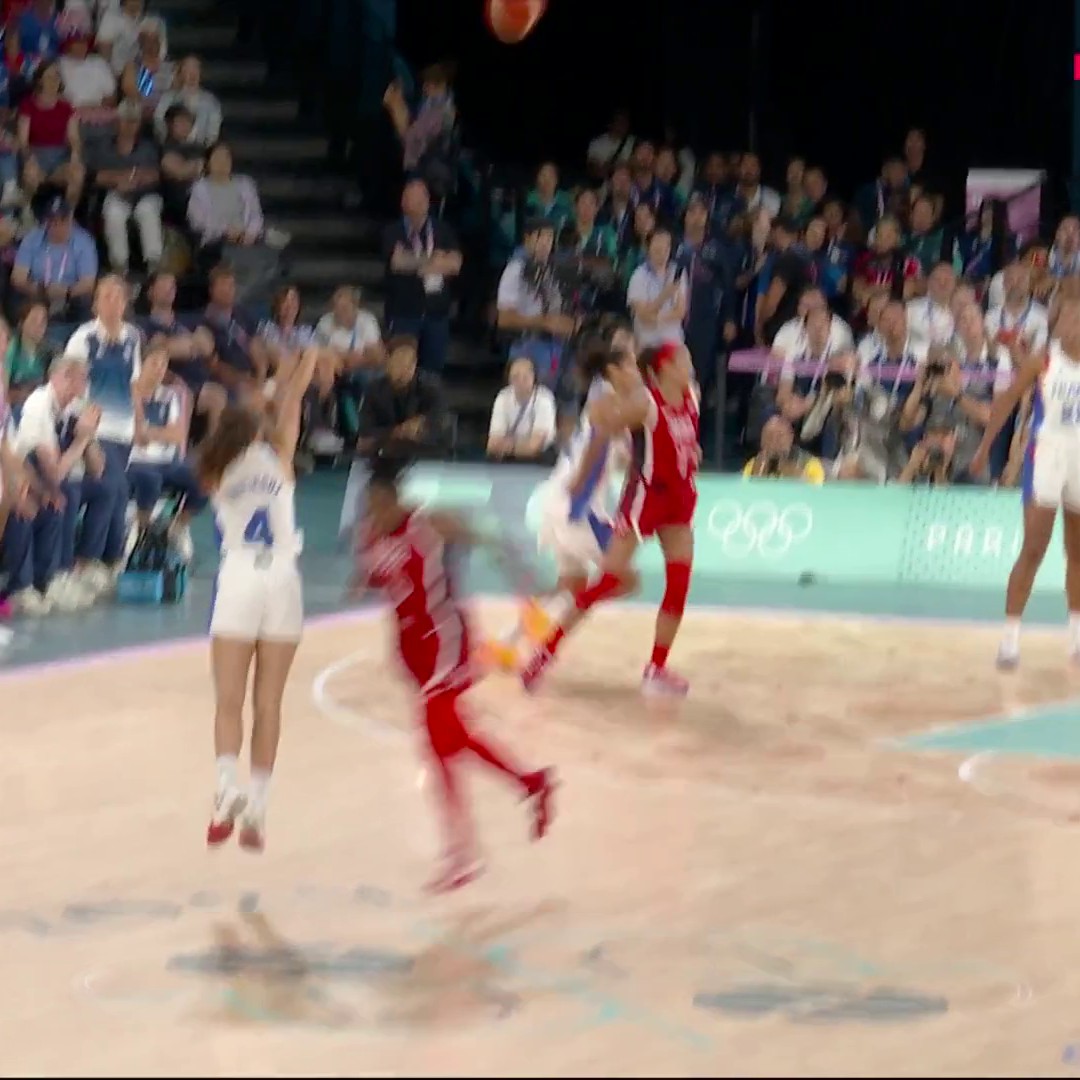 🤯 𝐋𝐄 𝐓𝐈𝐑 𝐅𝐀𝐍𝐓𝐀𝐒𝐓𝐈𝐐𝐔𝐄 ! Marine Fauthoux embrase l'Arena Bercy avec un shoot à 3 points monstrueux ! La finale France - Etats-Unis, c'est maintenant sur Eurosport #Paris2024 #FRAUSA