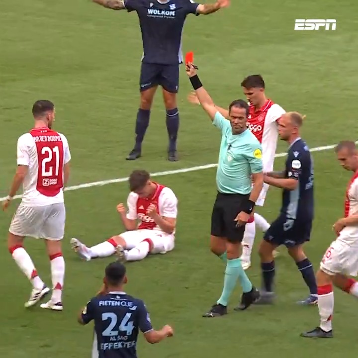 🟥❌ Bas Nijhuis draait de rode kaart voor Pawel Bochniewicz terug 🟨✅ #ajahee